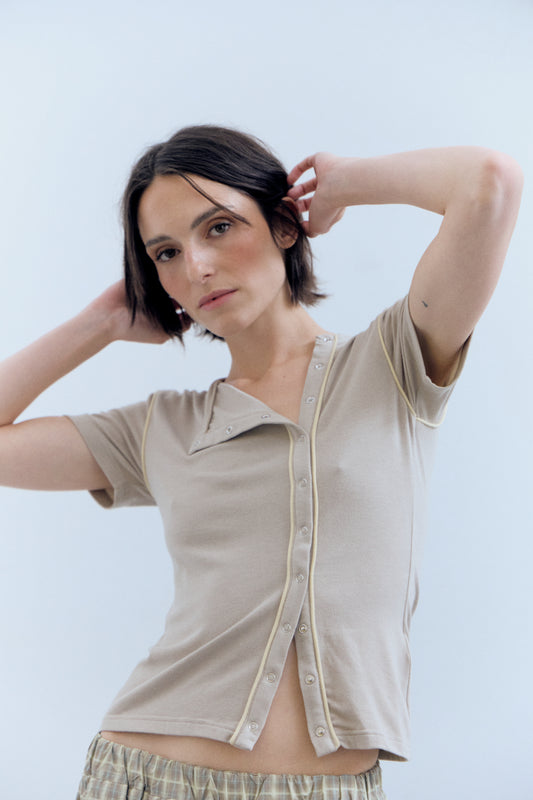 Camiseta beige con detalle de vivos en contraste - Mani
