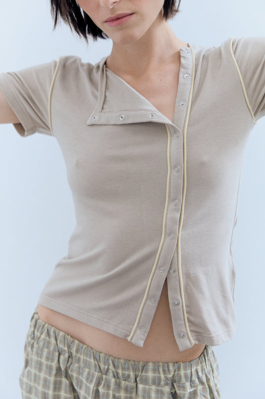 Camiseta beige con detalle de vivos en contraste - Mani