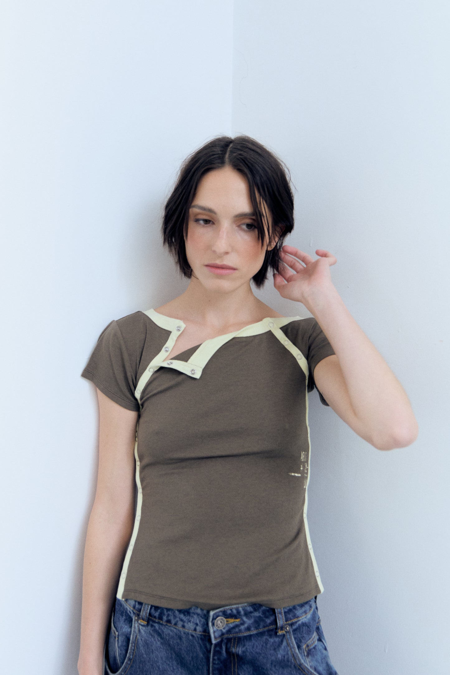 Camiseta caqui con aberturas en contraste - Vita