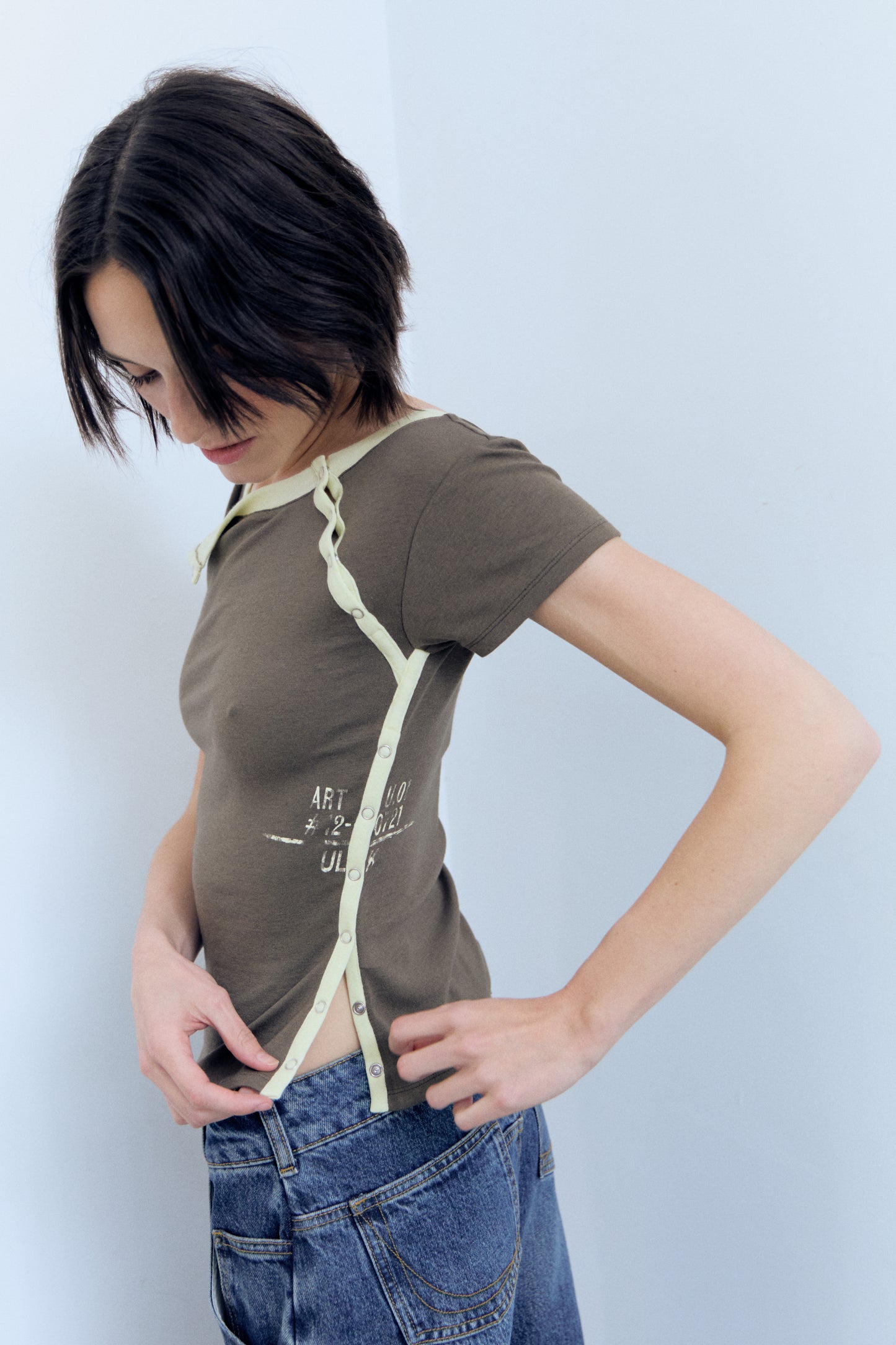 Camiseta caqui con aberturas en contraste - Vita