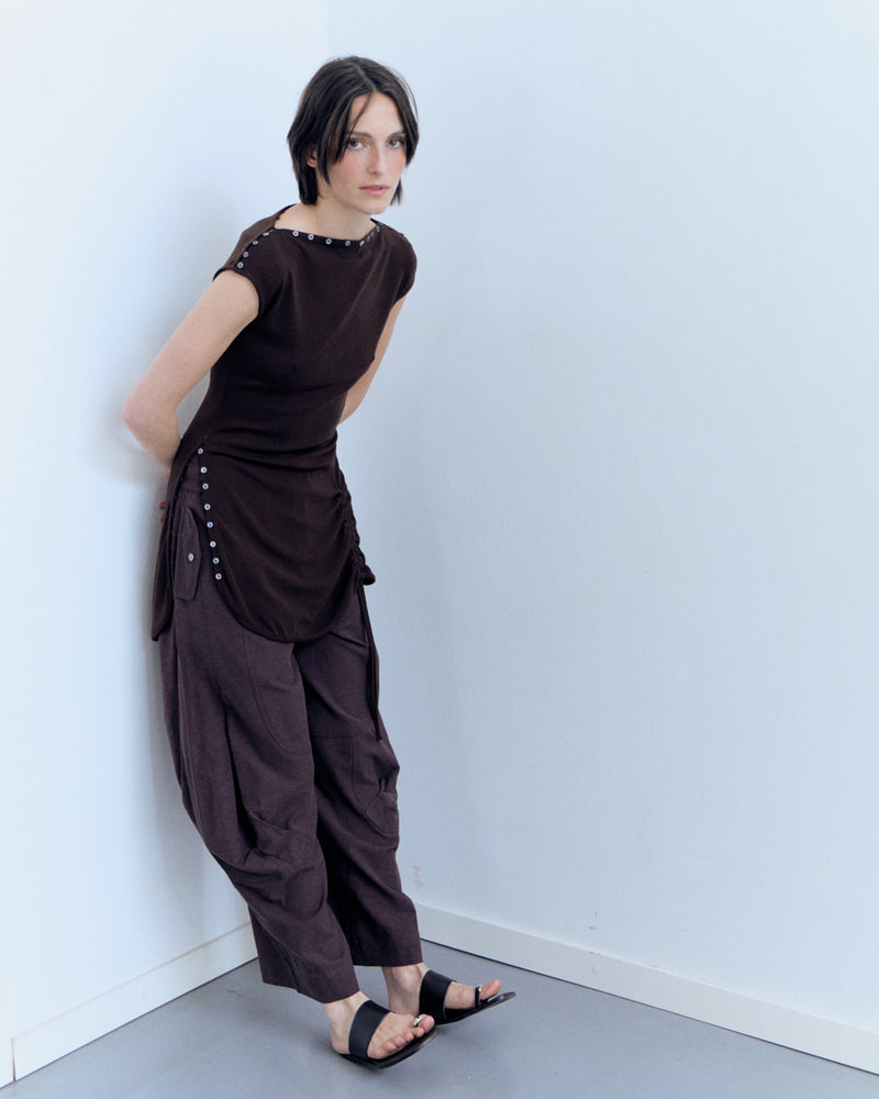 Vestido corto marrón con frunce lateral - Xiqueta