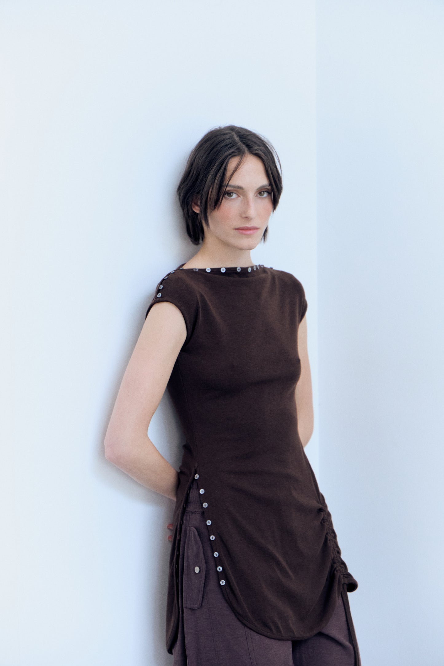 Brown short dress with side ruching - Xiqueta