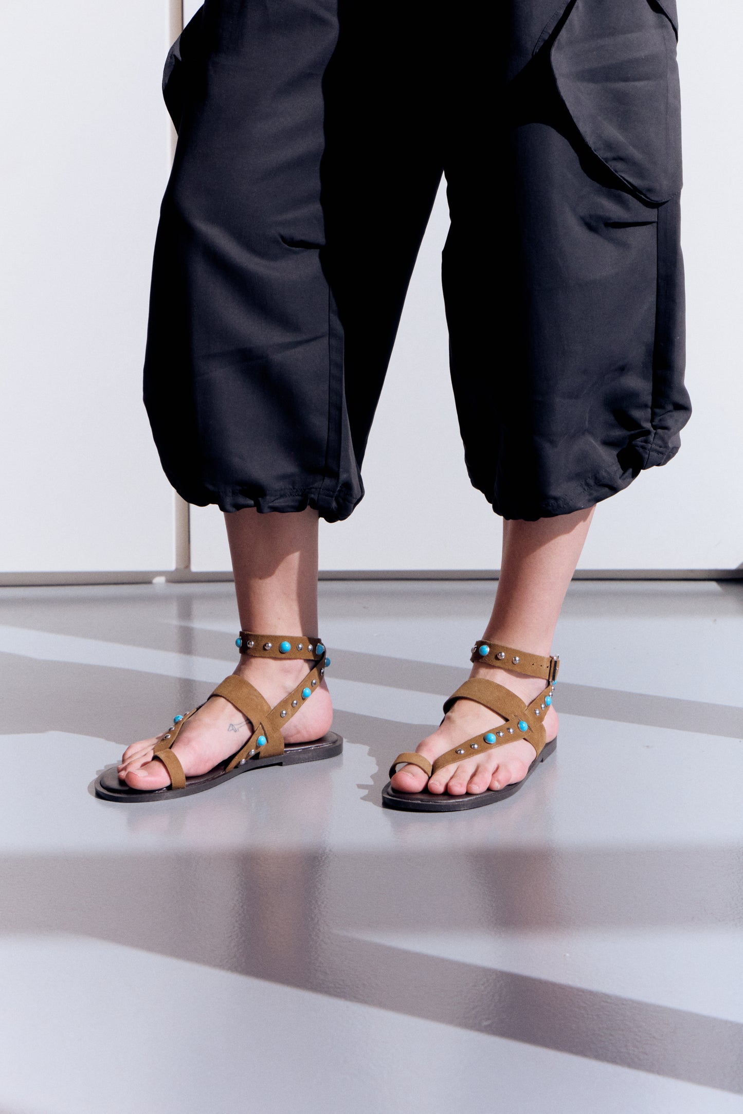Sandalias planas de piel con remaches turquesa - Poman