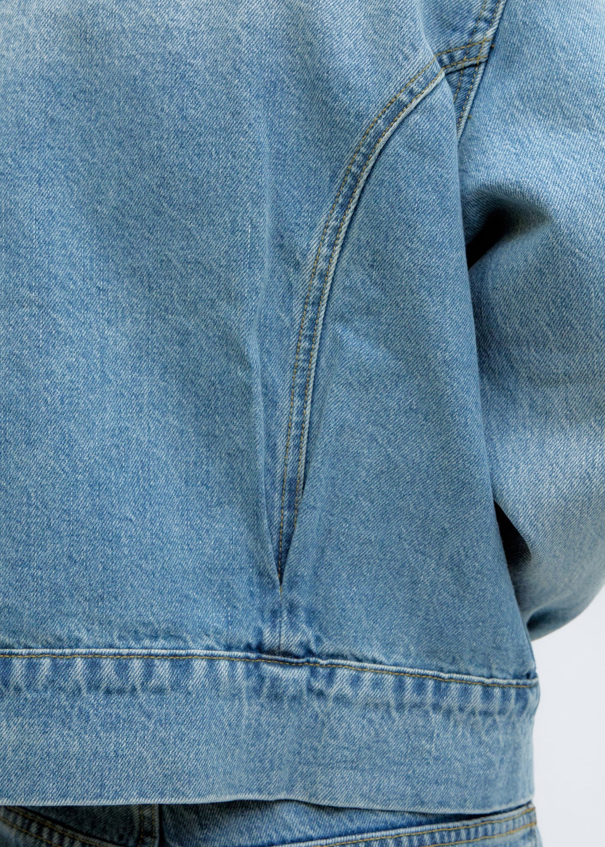 Chaqueta vaquera corta con bolsillos frontales Zuri