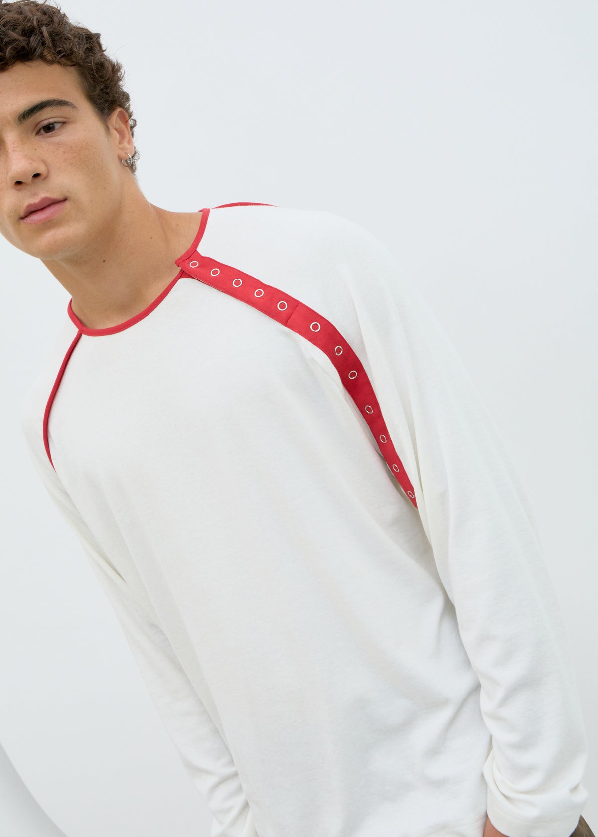 Long-sleeved T-shirt with asymmetrical closure - But