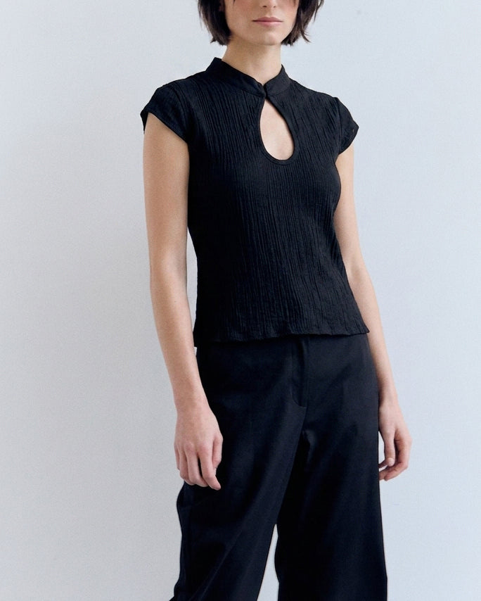 Blusa Con Abertura Lágrima Negra - Haze