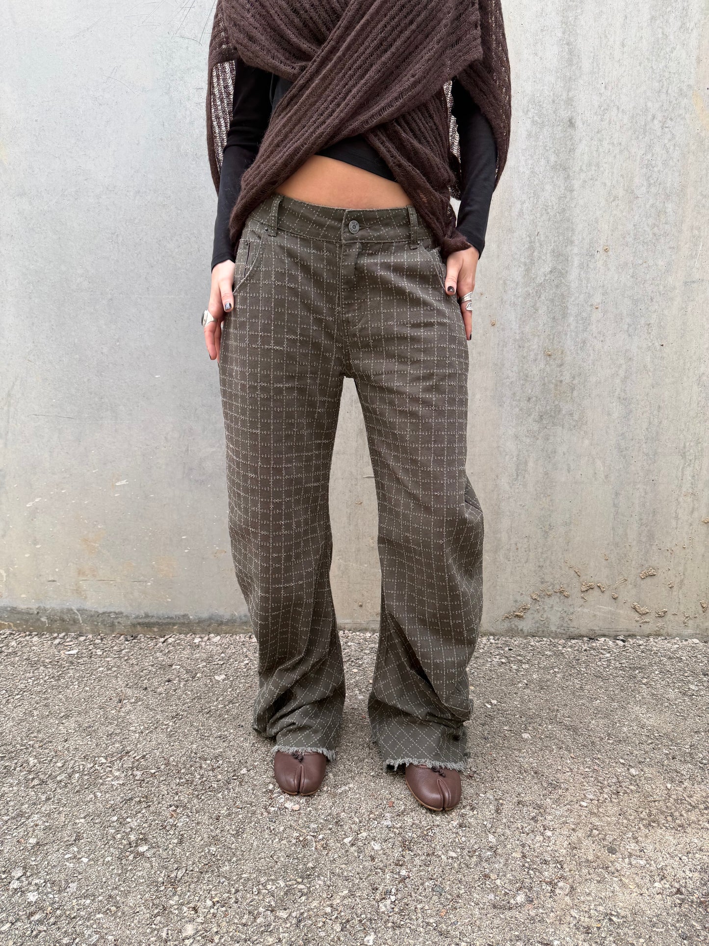 Jones - Curved-leg jeans with frayed finishes