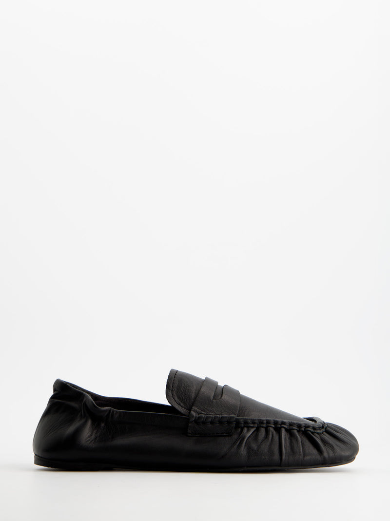 Mocasines negro de piel fruncido - ULK Momo