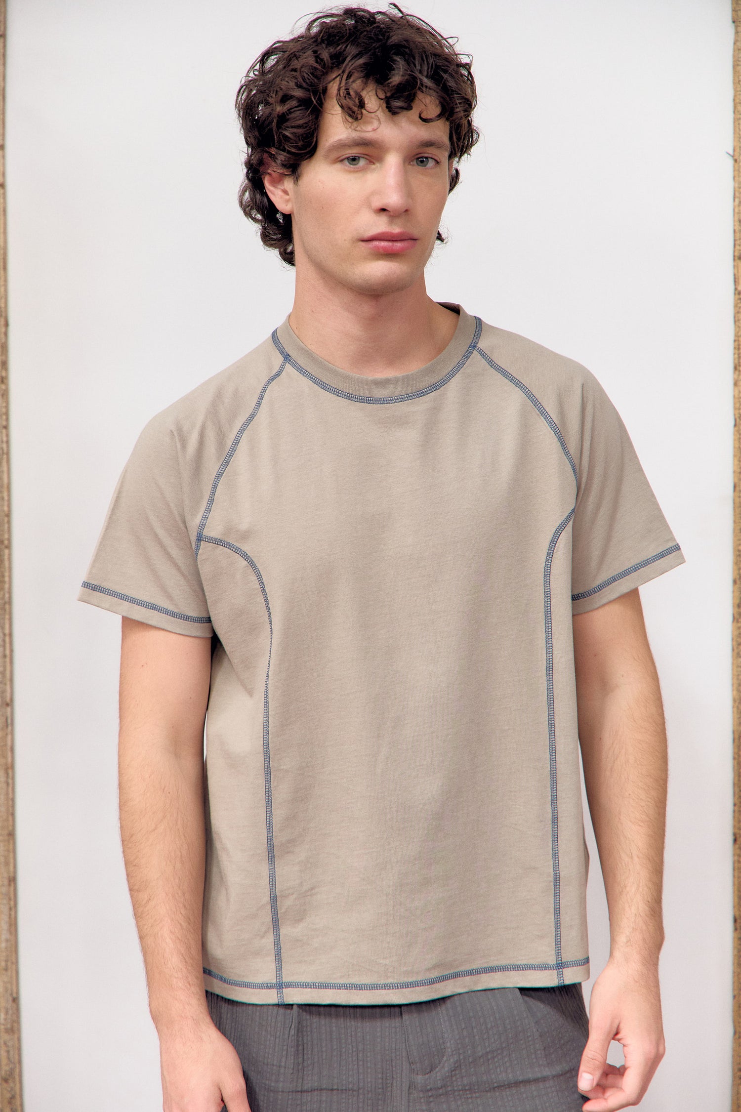 Camiseta beige con costuras vistas en contraste - Pope