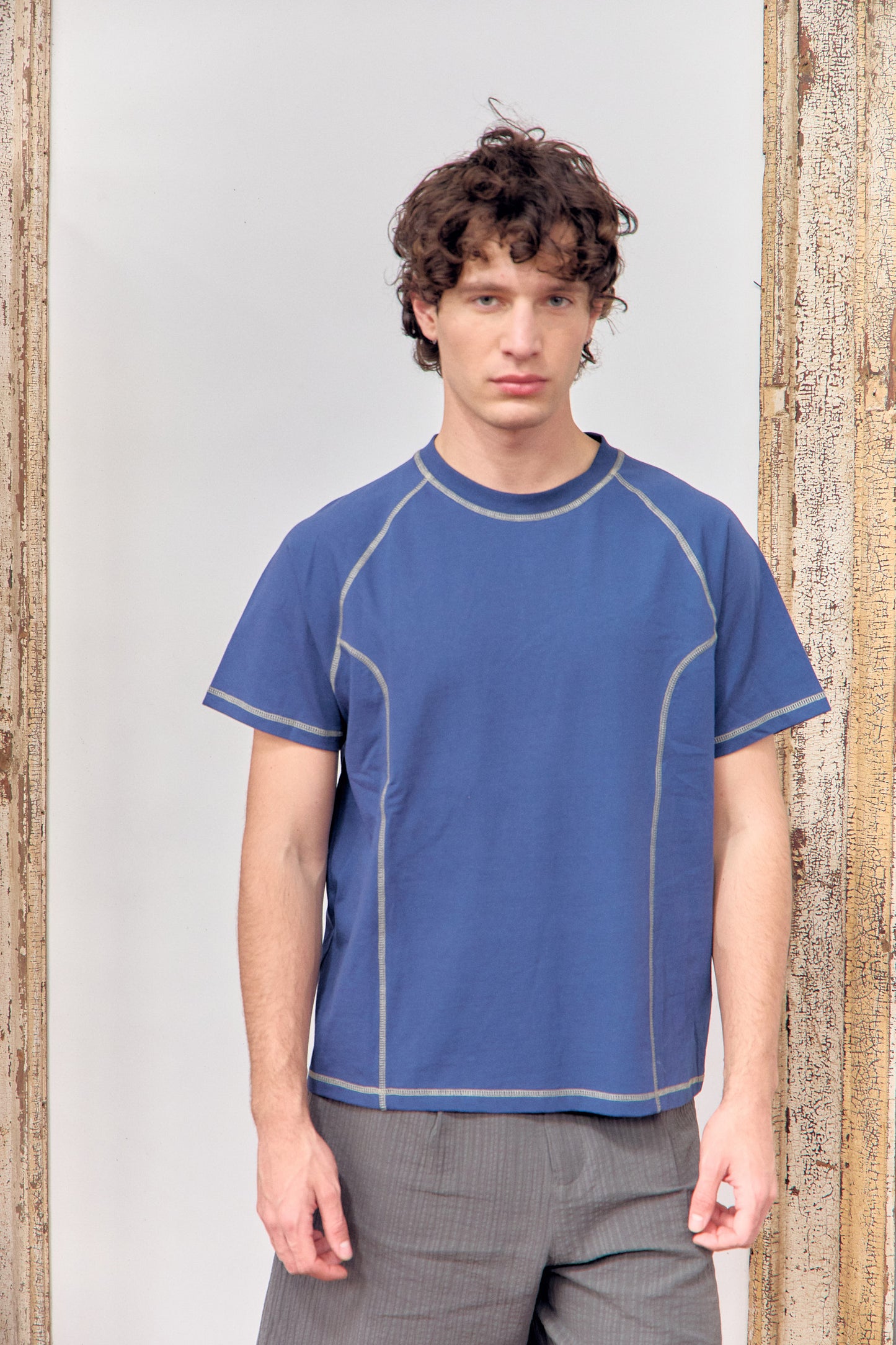 Camiseta azul con costuras vistas en contraste - Pope