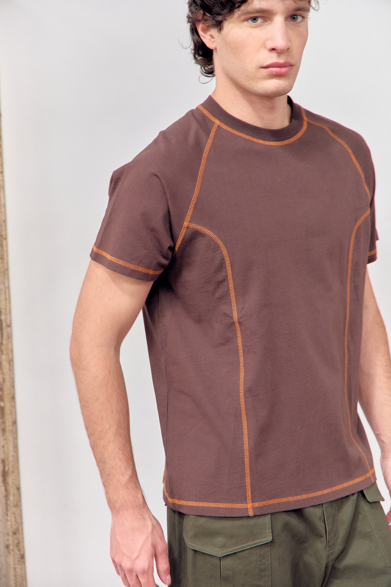 Camiseta técnica marrón con costuras vistas en contraste - Pope