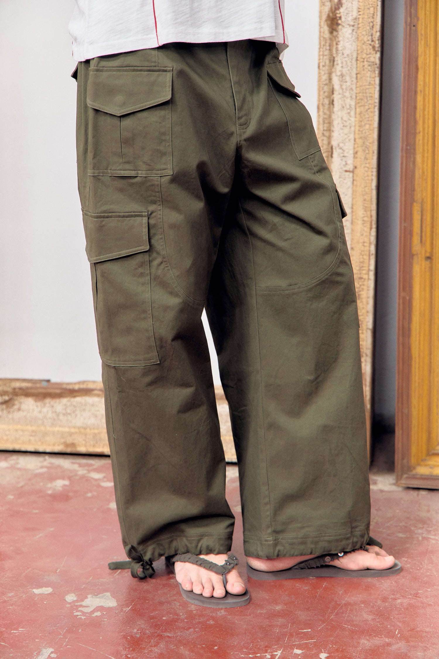 Pantalón cargo verde con bajo ajustable y bolsillos Breeze