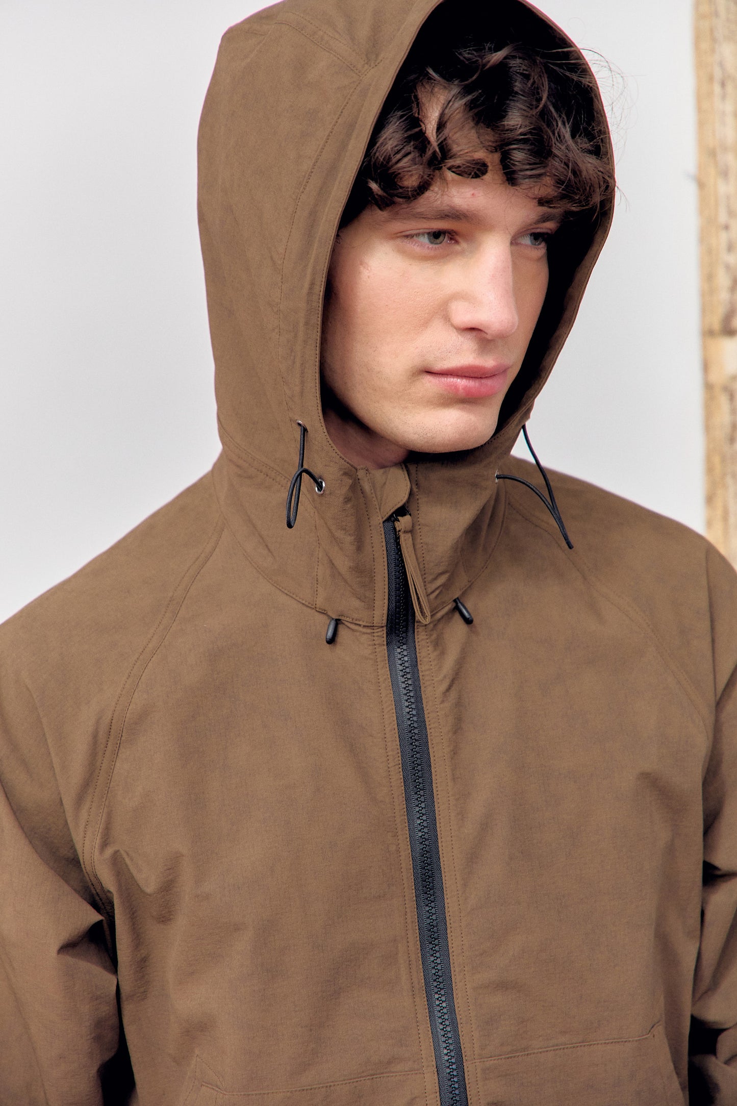 Chaqueta ligera textura con capucha marrón - Wave