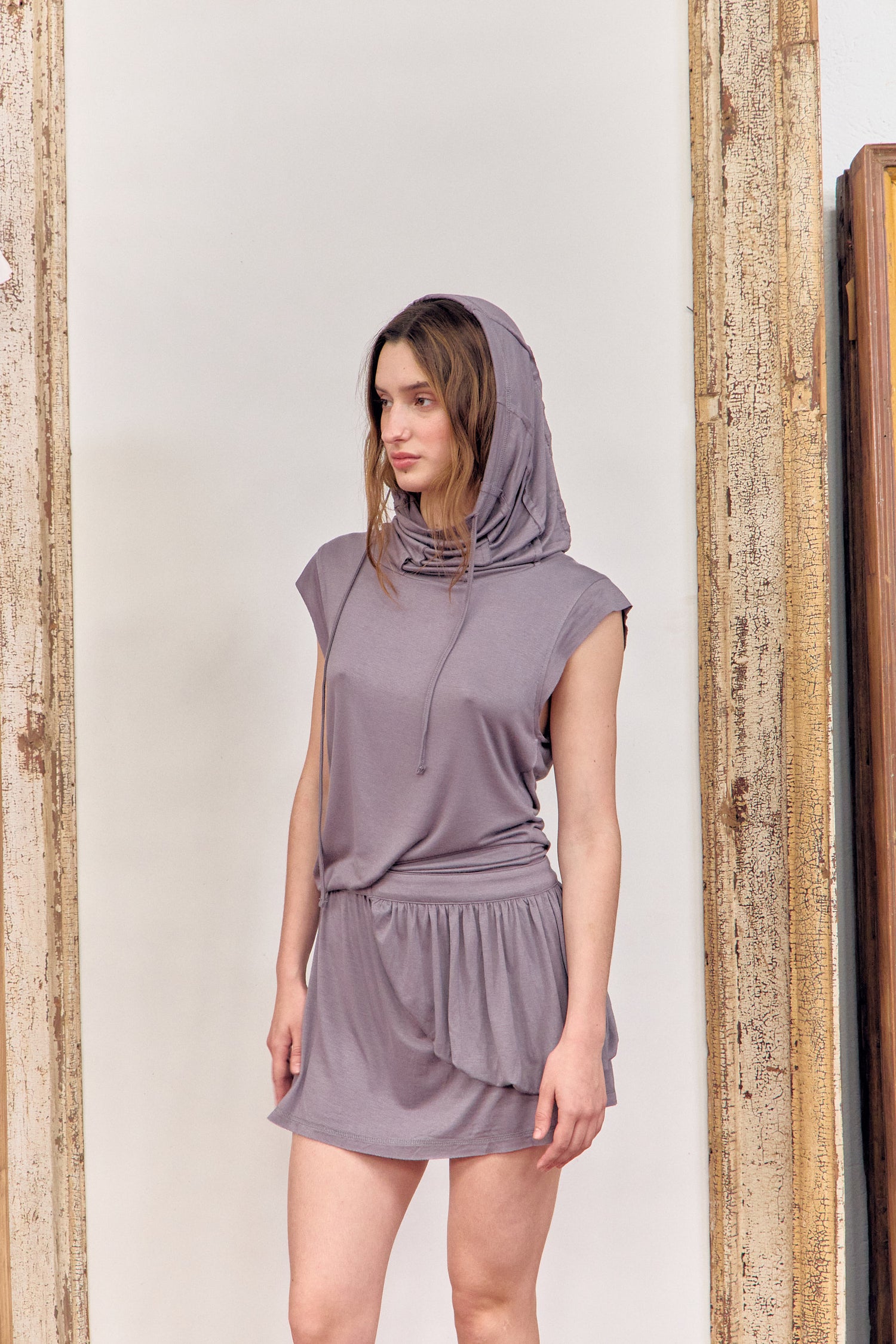 Vestido con bolsillo lateral cuello alto y bajo fruncido - Chao