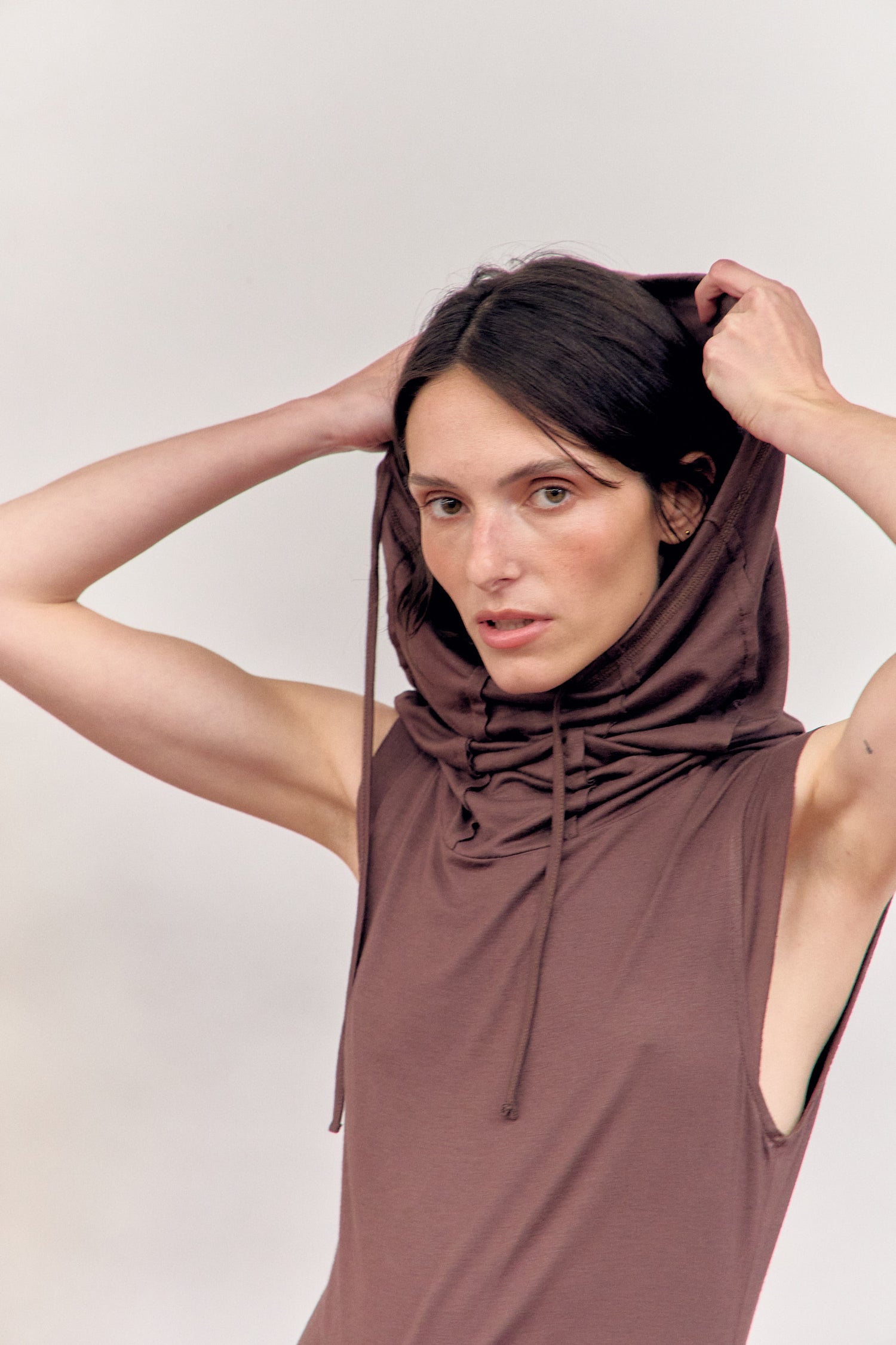 Vestido con bolsillo lateral cuello alto y bajo fruncido - Chao