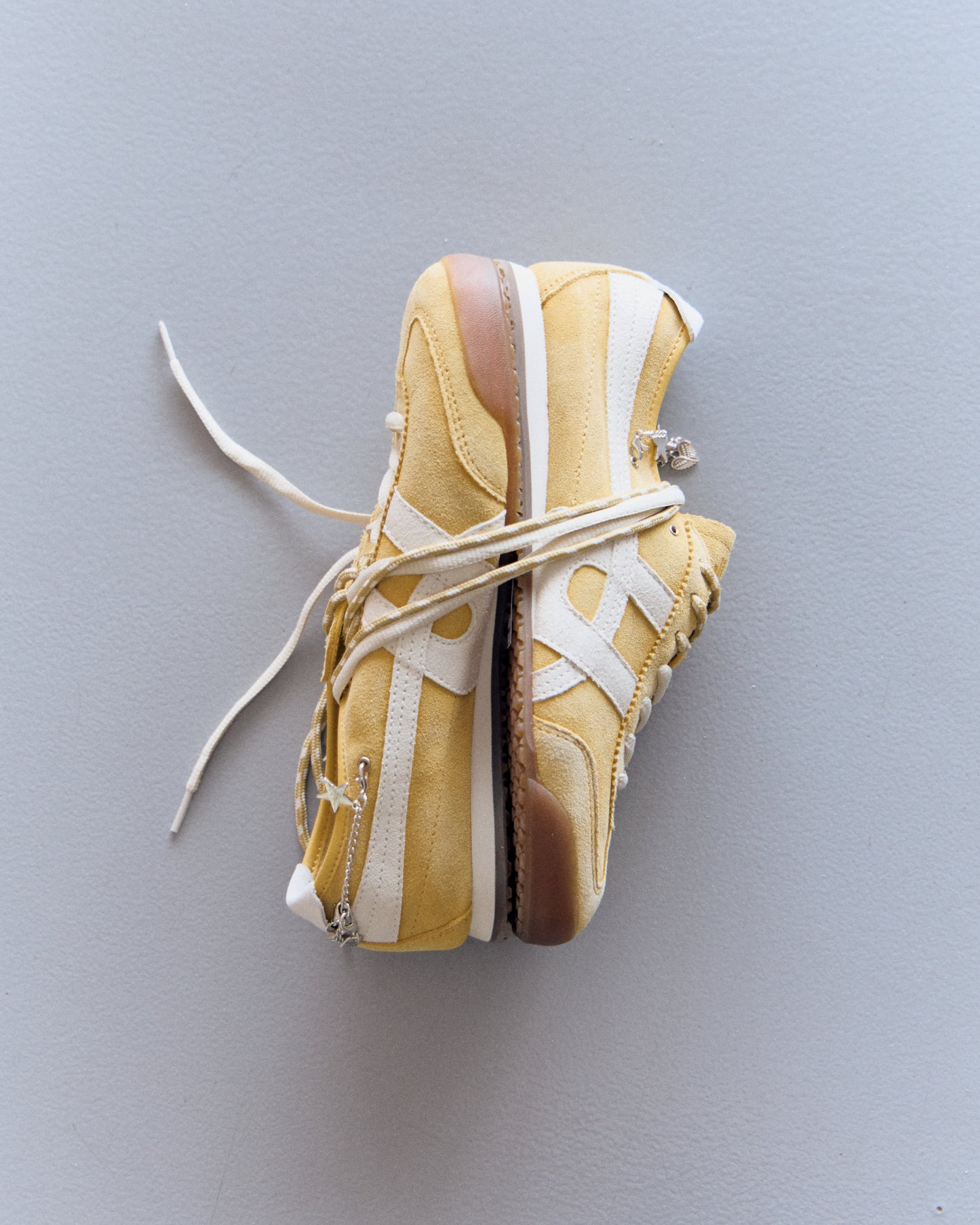 Zapatillas amarillas de ante vintage con charms - Onix
