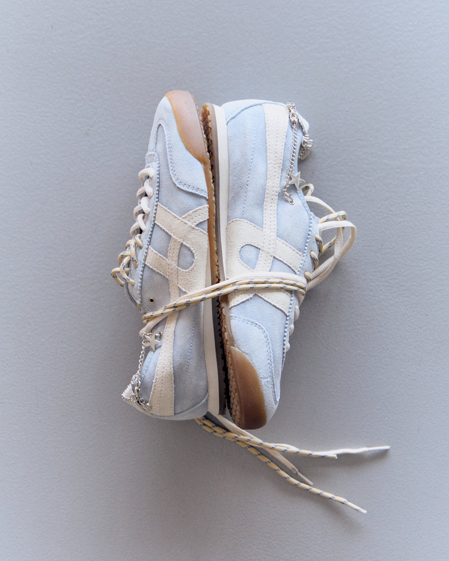 Zapatillas azules de ante vintage con charms - Onix
