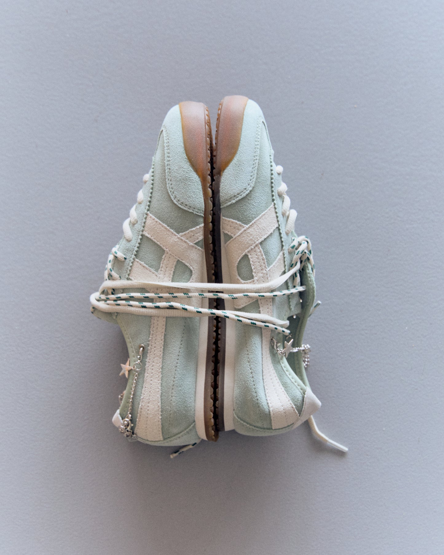 Zapatillas turquesa de ante vintage con charms - Onix