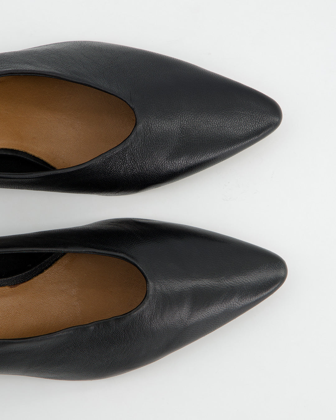 Black leather low-heeled pointed toe court shoes - Sizes