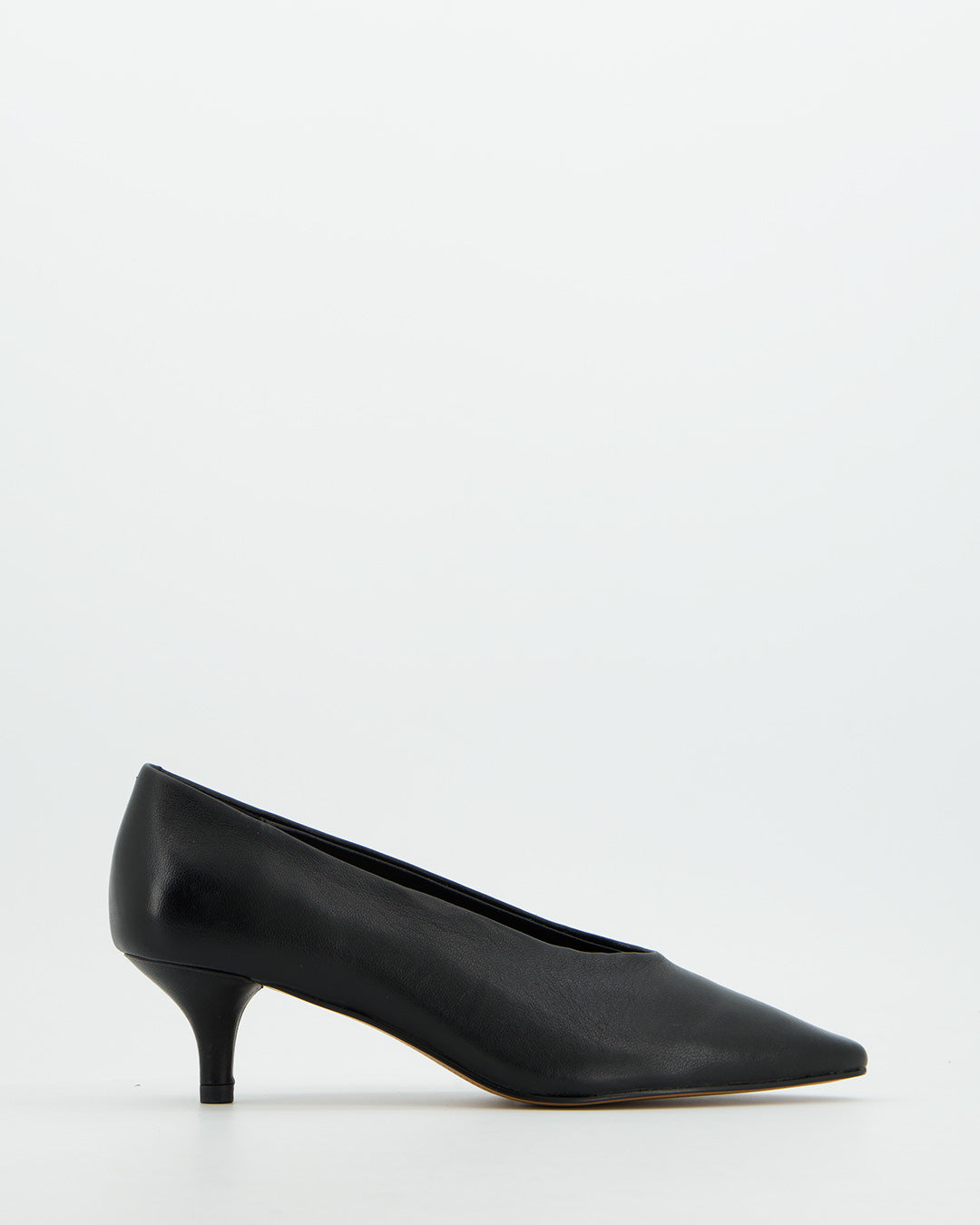 Black leather low-heeled pointed toe court shoes - Sizes