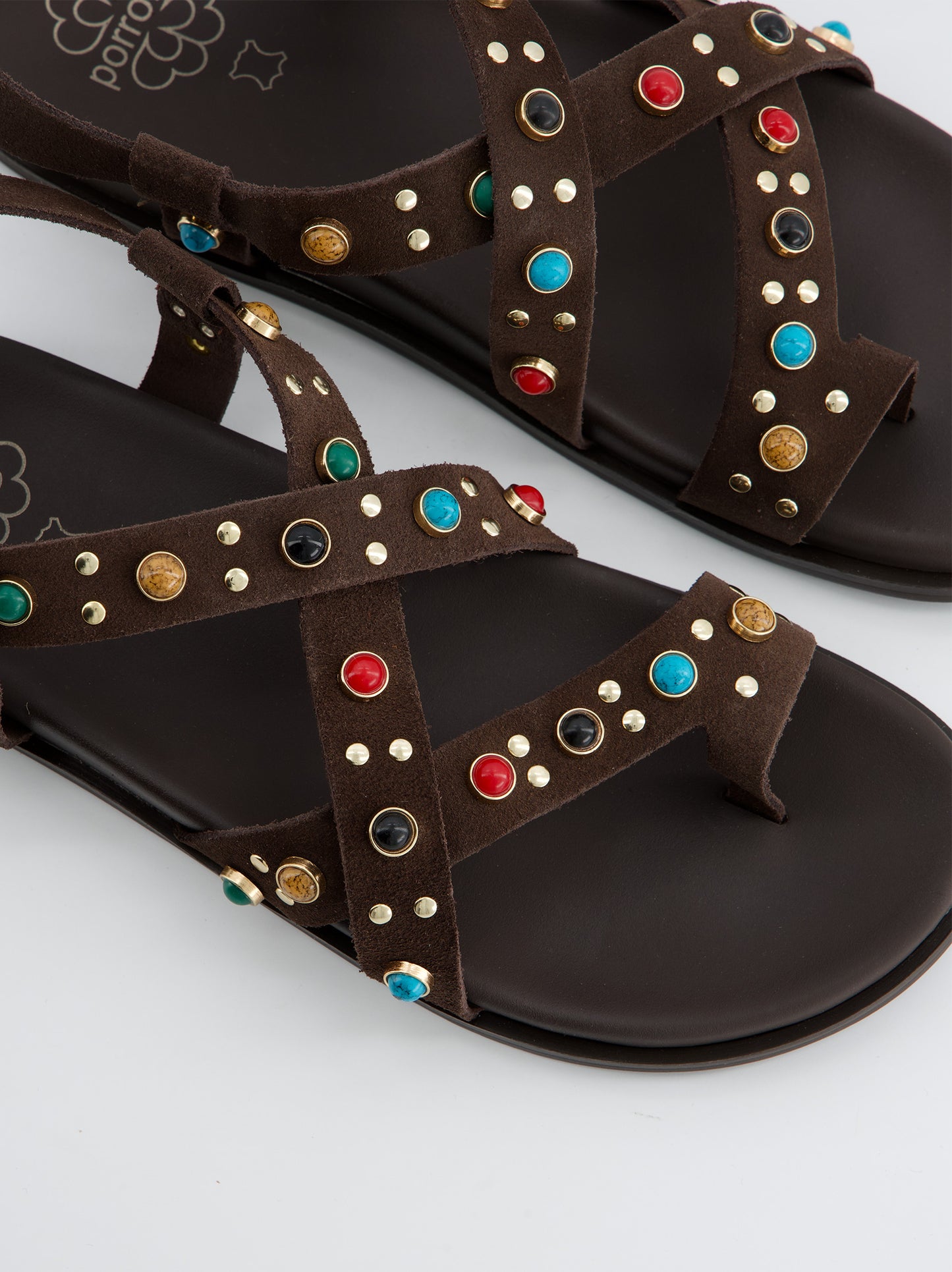 Sandalia marrón con pedrería multicolor