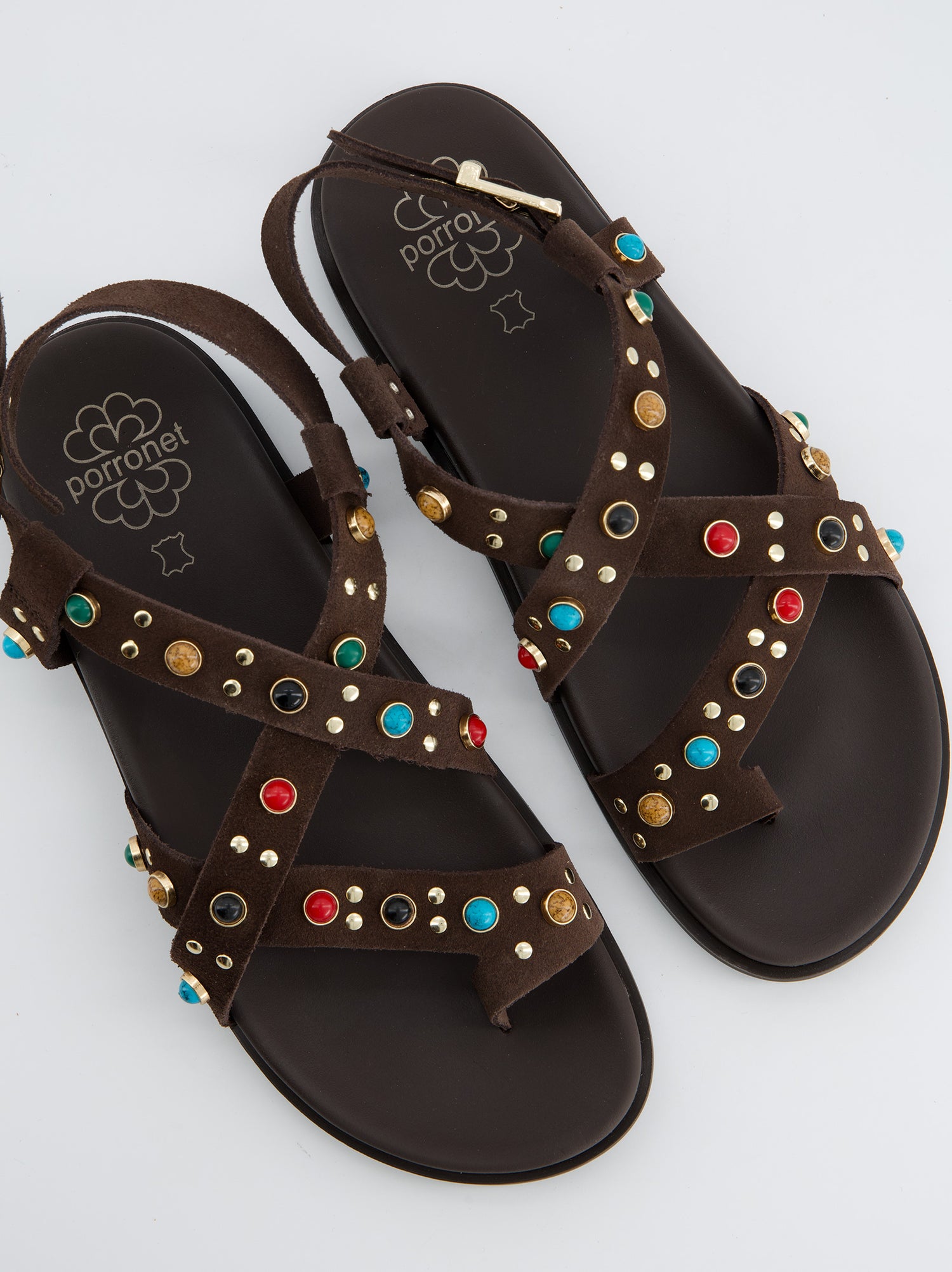 Sandalia marrón con pedrería multicolor