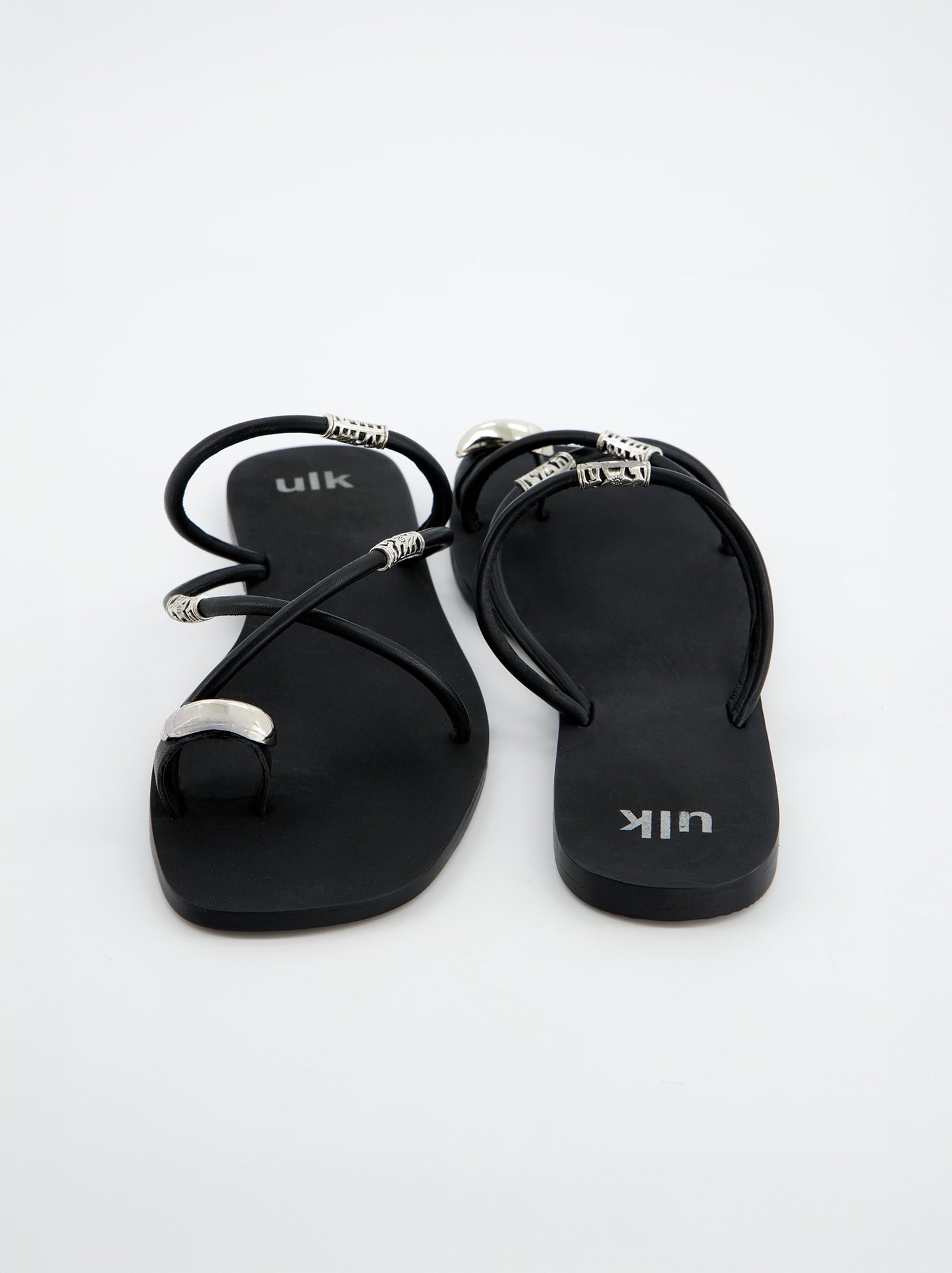 Sandalias  Negras Con Detalles Metálicos- Ceren
