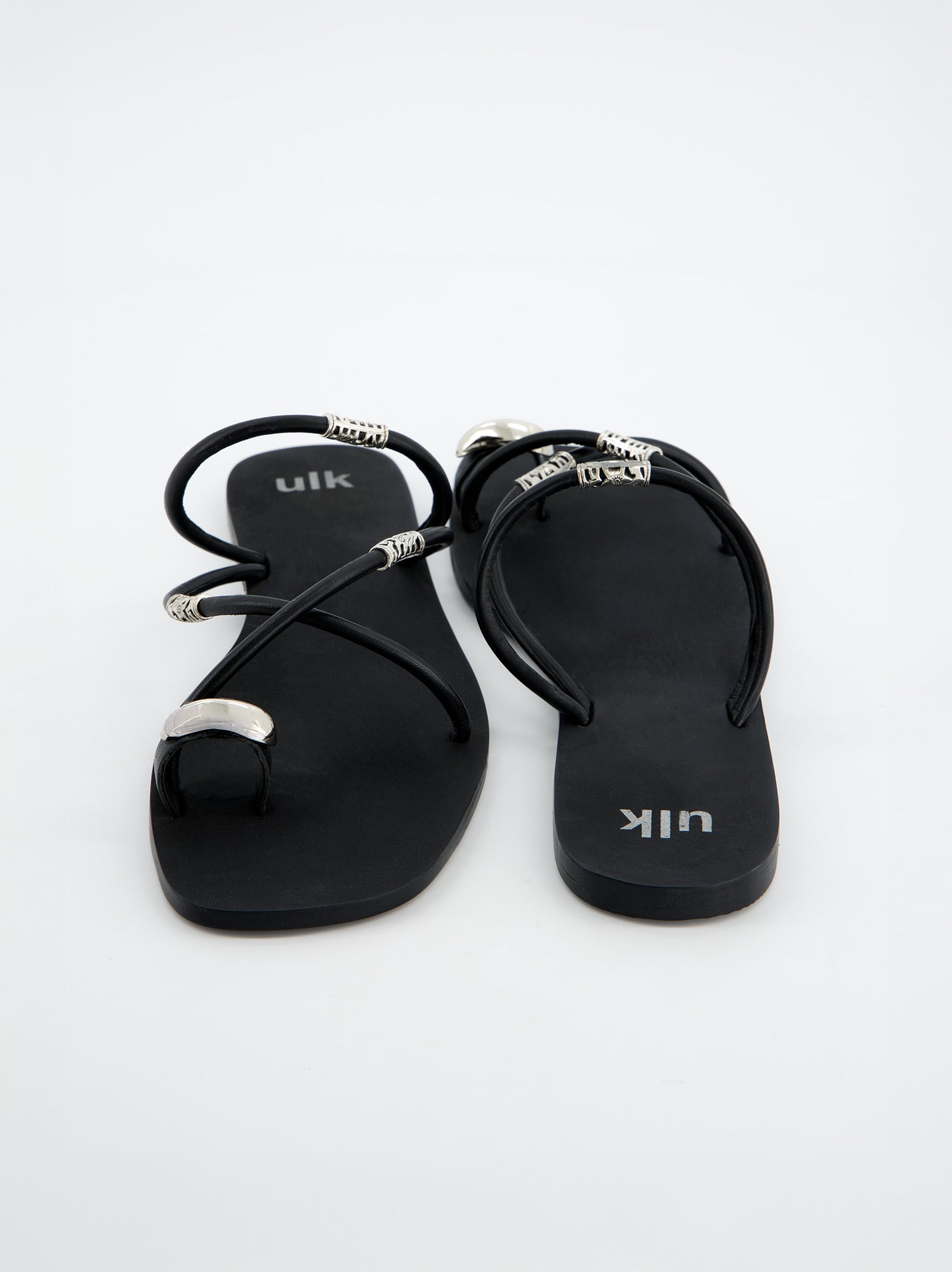 Sandalias  Negras Con Detalles Metálicos- Ceren