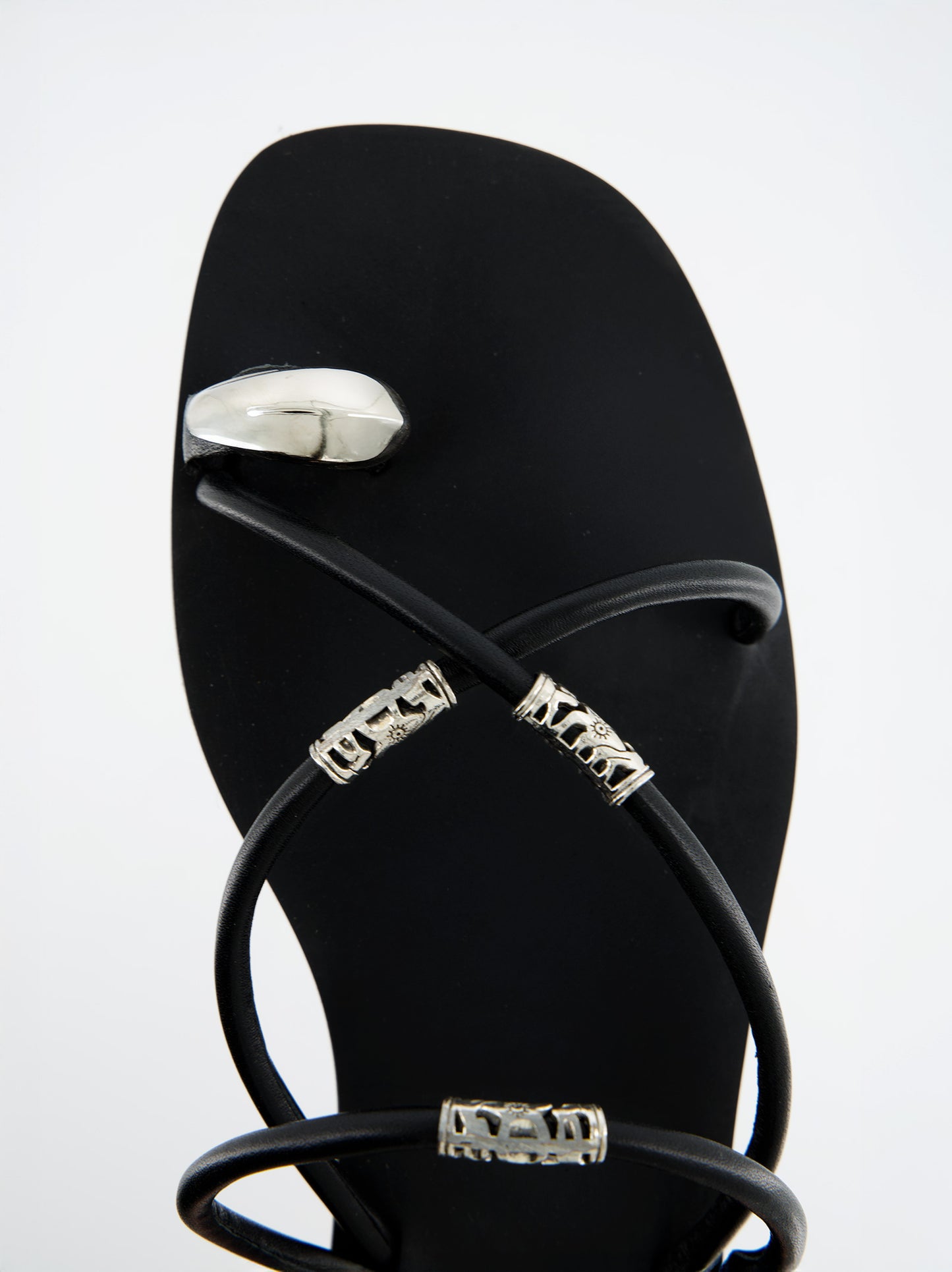 Sandalias  Negras Con Detalles Metálicos- Ceren