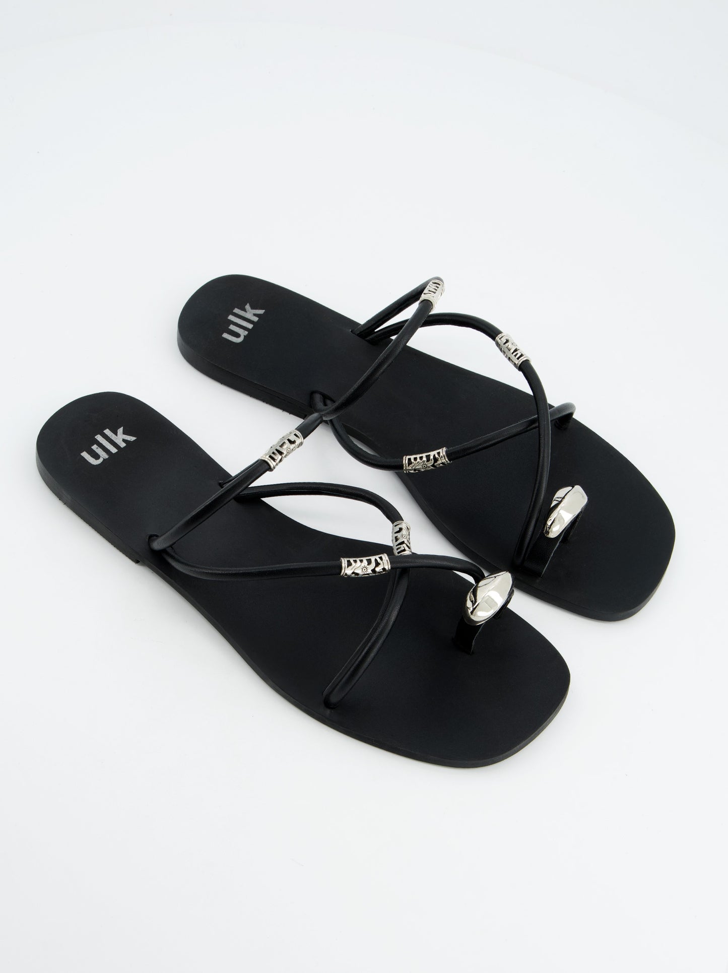 Sandalias  Negras Con Detalles Metálicos- Ceren