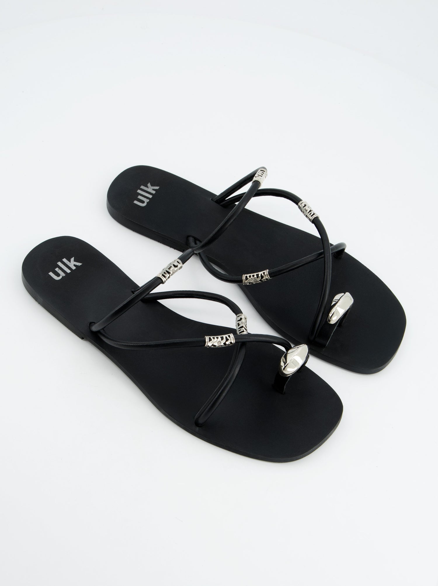 Sandalias  Negras Con Detalles Metálicos- Ceren