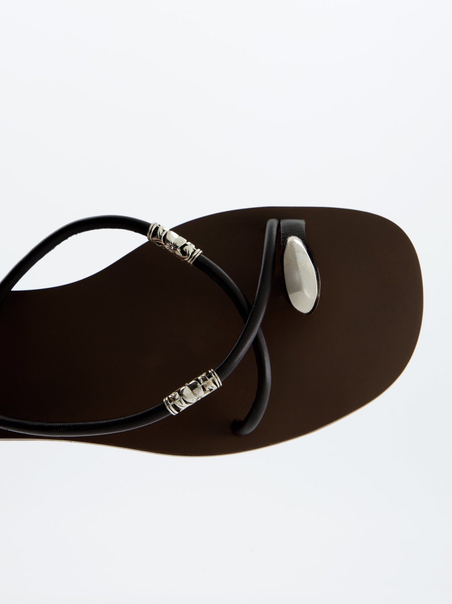 Sandalias Marrones Con Detalles Metálicos- Ceren