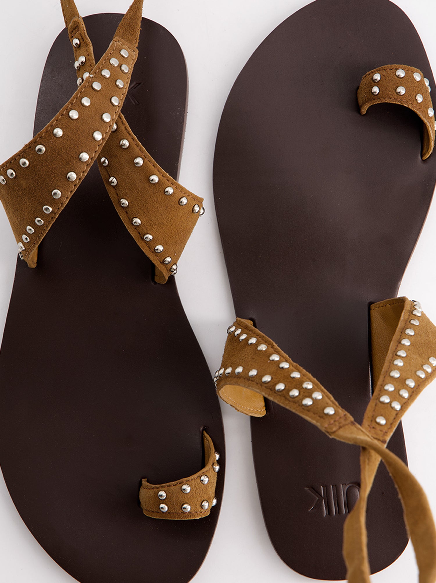 Sandalias Planas De Piel Serraje Con Tachas - Nomada