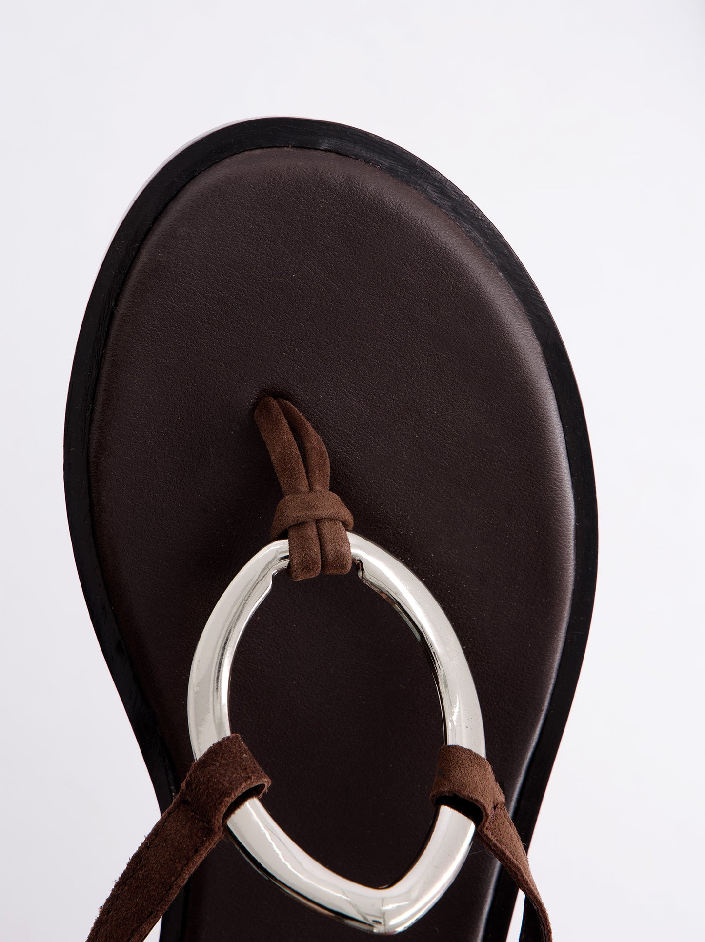 Sandalias Planas Marrones Con Adorno Metálico - Sienna
