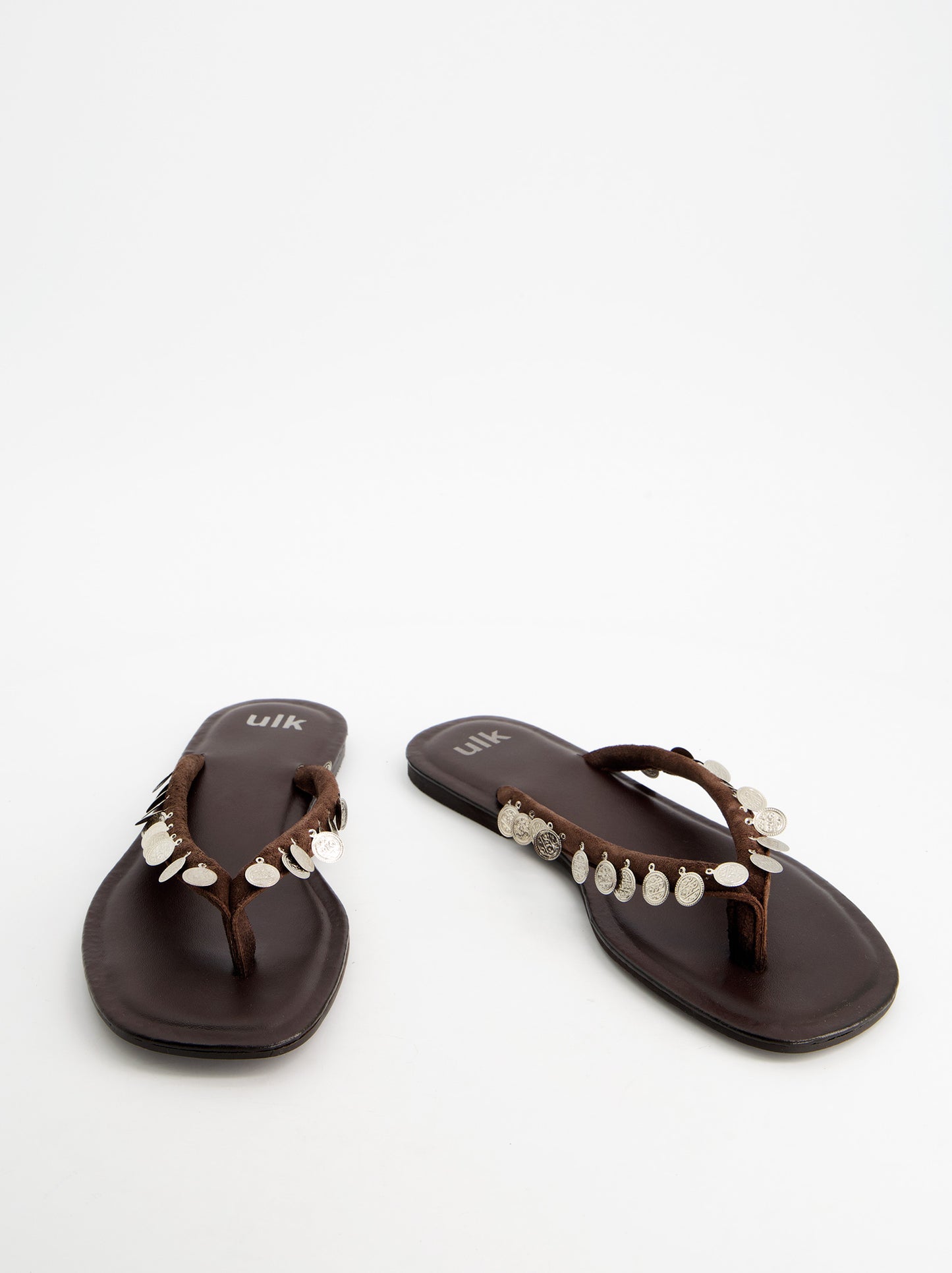 Sandalias Planas Marrones Con Detalle De Monedas Metálicas -  Solenne