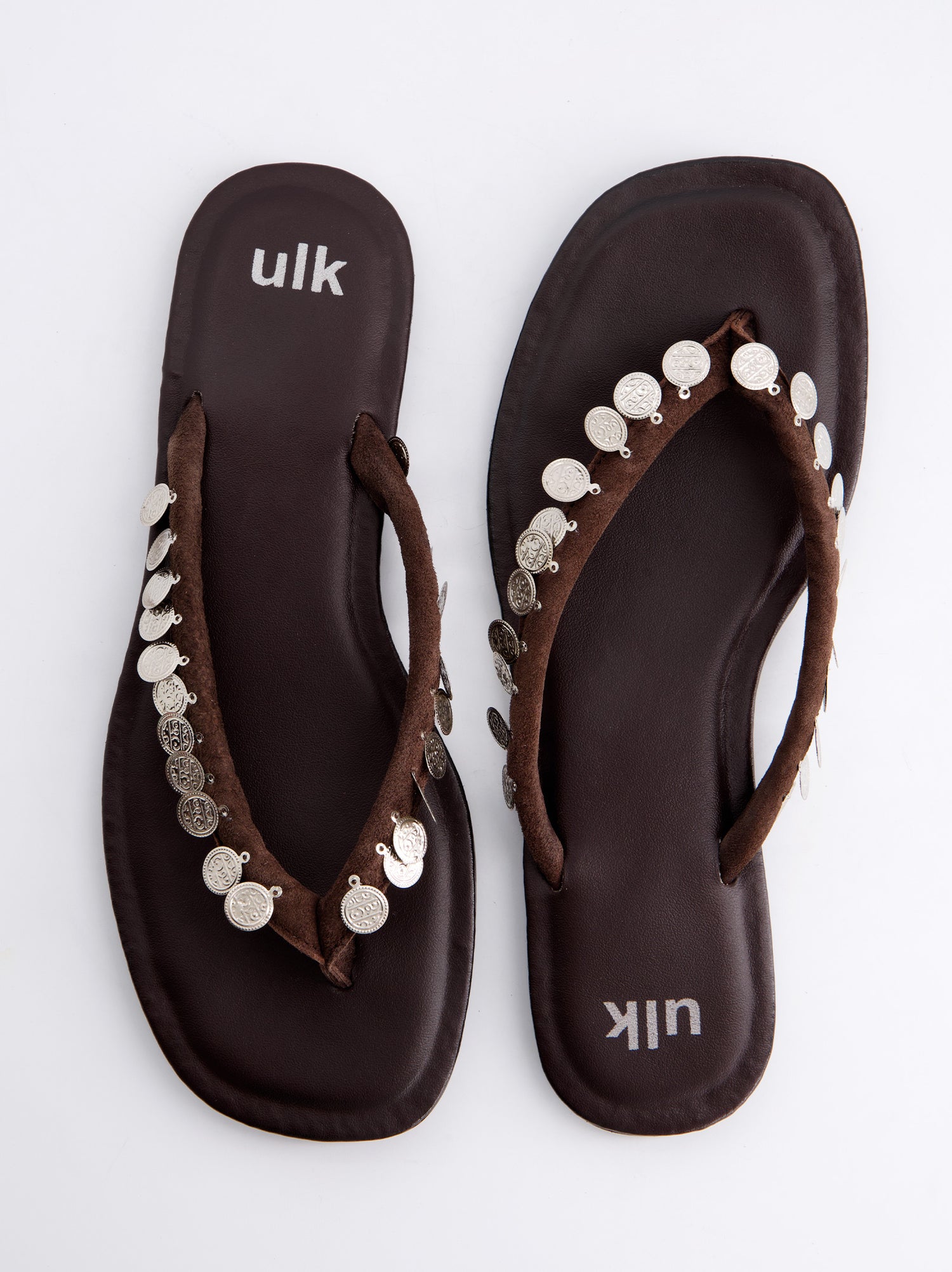 Sandalias Planas Marrones Con Detalle De Monedas Metálicas -  Solenne
