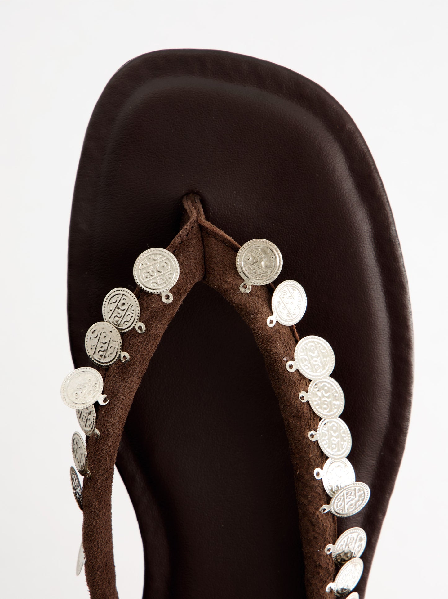 Sandalias Planas Marrones Con Detalle De Monedas Metálicas -  Solenne