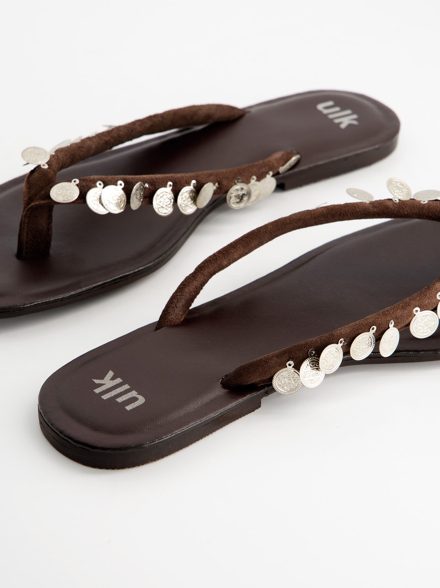 Sandalias Planas Marrones Con Detalle De Monedas Metálicas -  Solenne