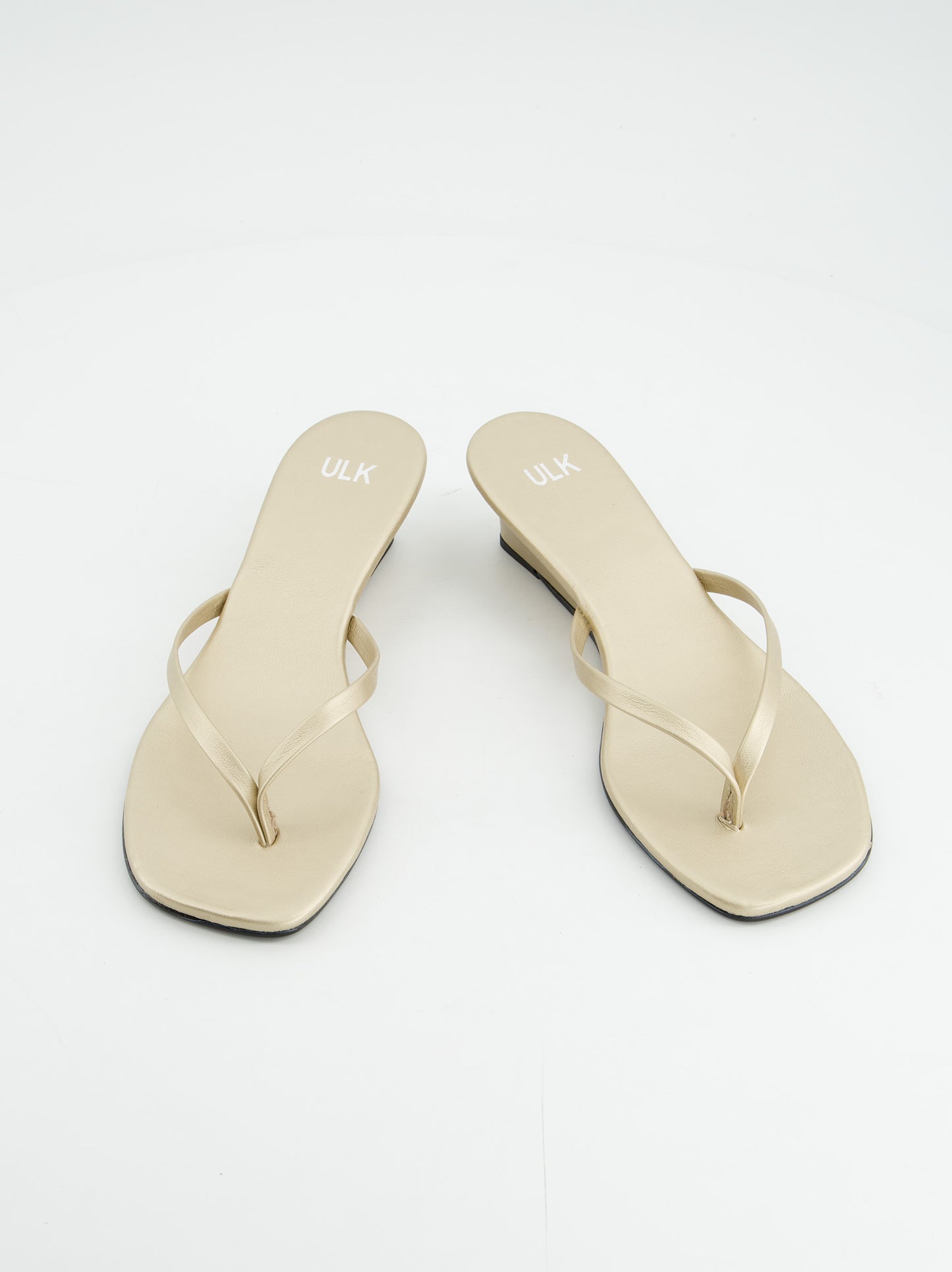 Sandalias de cuña doradas - Siete