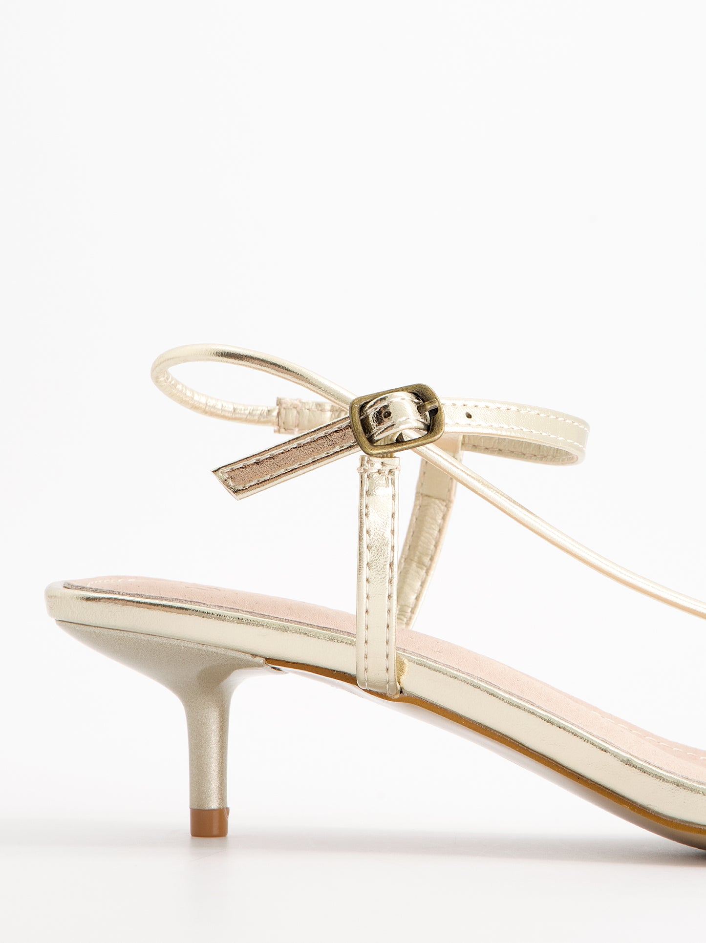 Sandalias doradas tiras finas tacón bajo - Bolly