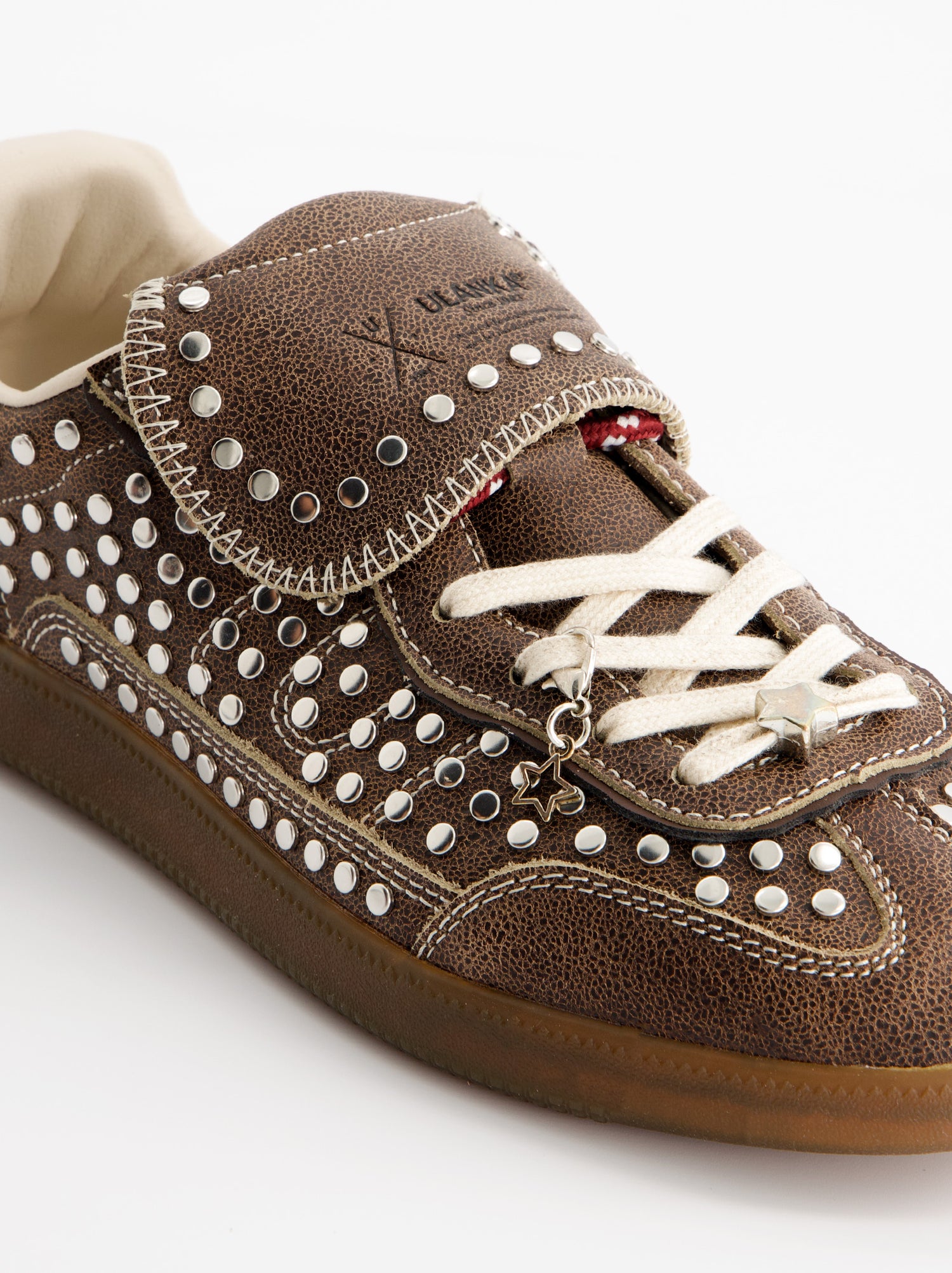 Zapatillas marrones con tachuelas - Chile