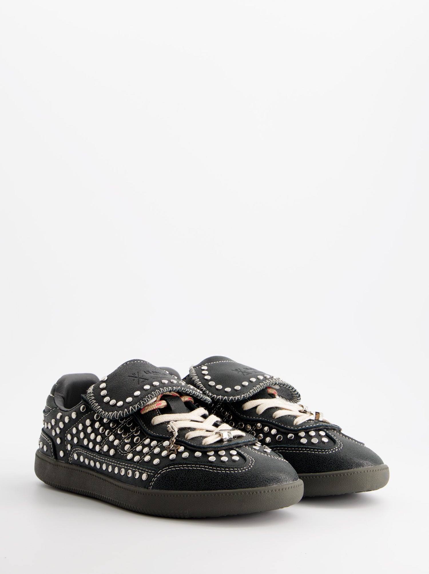 Zapatillas negras con tachuelas - ULK Chile