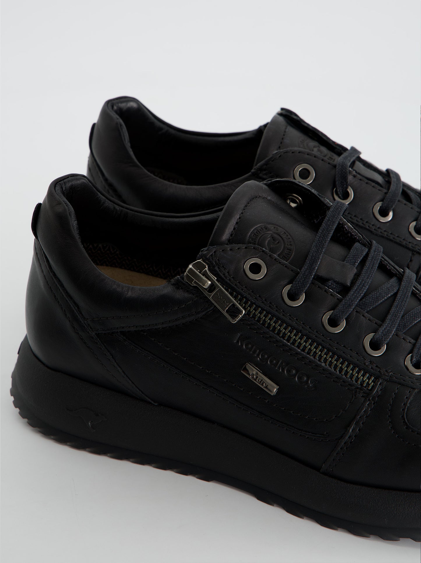 Zapatilla Casual Negra con Cremalleras Laterales - Kangaroos