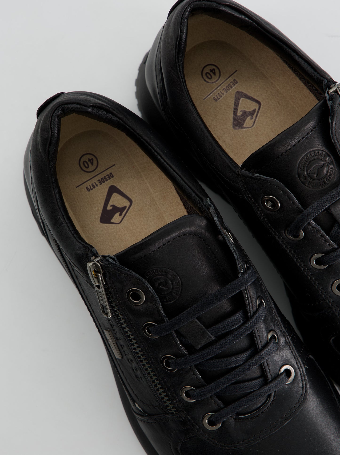 Zapatilla Casual Negra con Cremalleras Laterales - Kangaroos