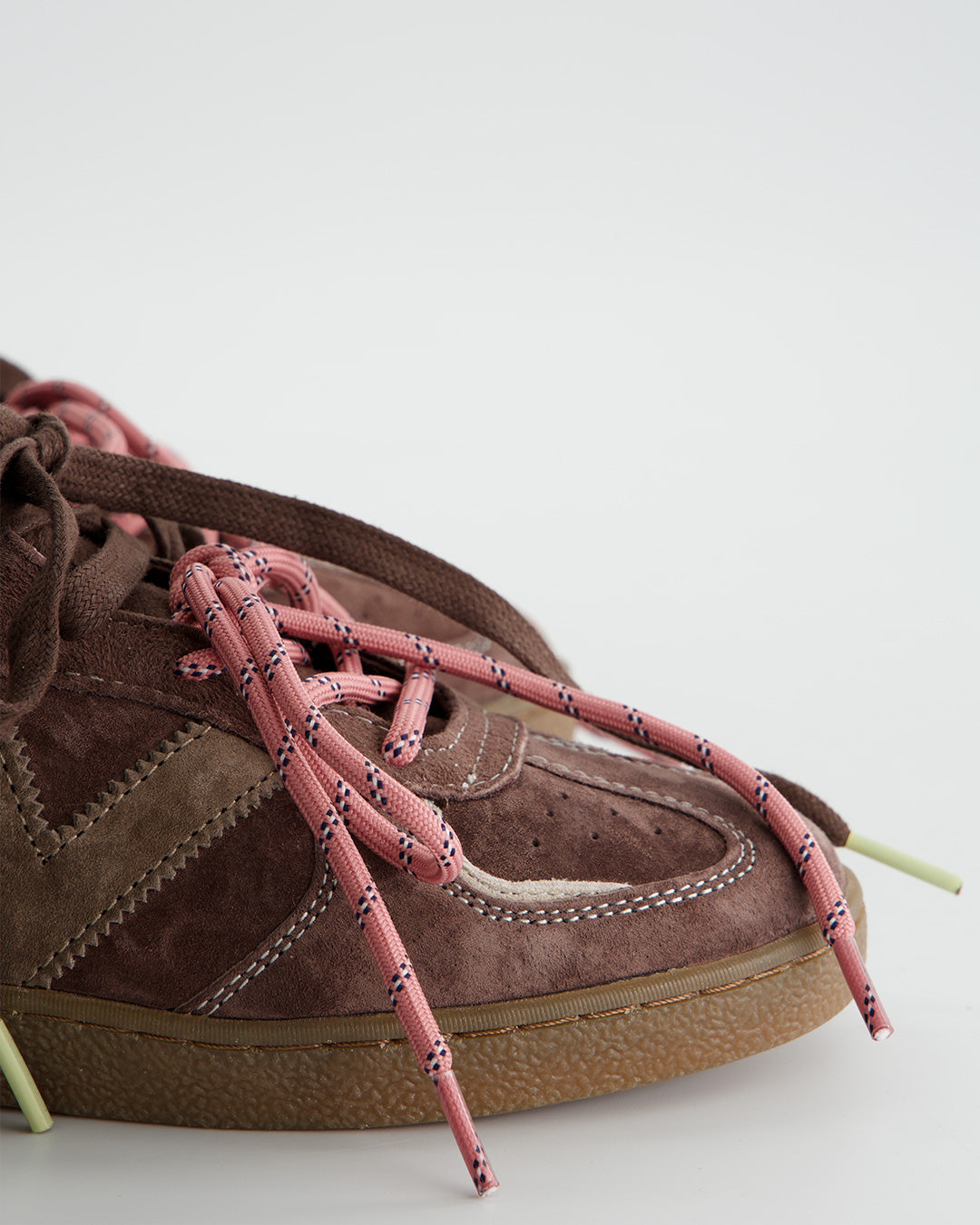Zapatilla Victoria Marrón con Doble Cordón Rosa