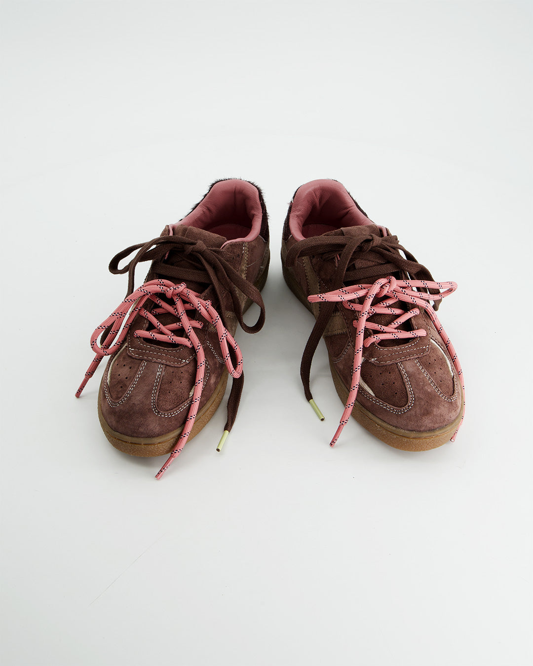 Zapatilla Victoria Marrón con Doble Cordón Rosa