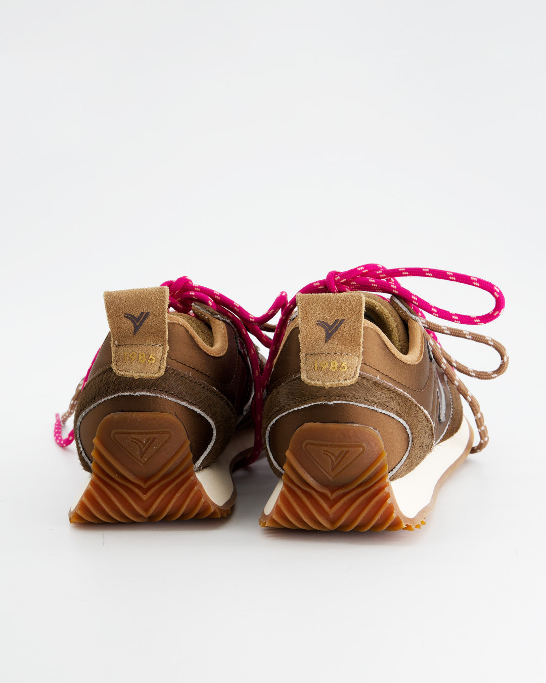 Zapatillas Retro Marrón con Doble Cordón Fucsia - Victoria
