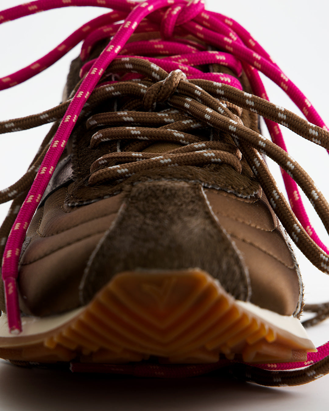 Zapatillas Retro Marrón con Doble Cordón Fucsia - Victoria