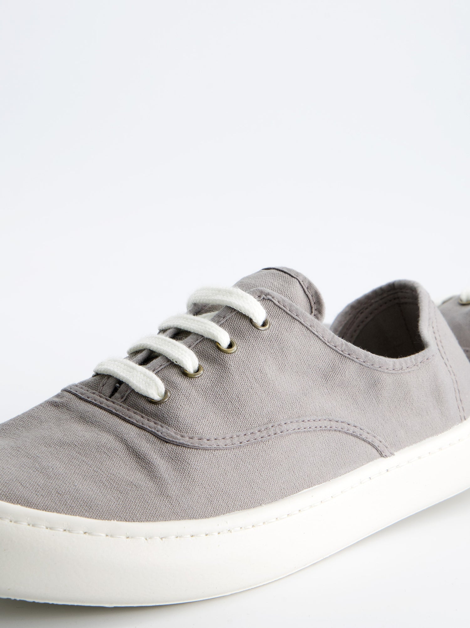 Victoria Barefoot Gray Sneakers