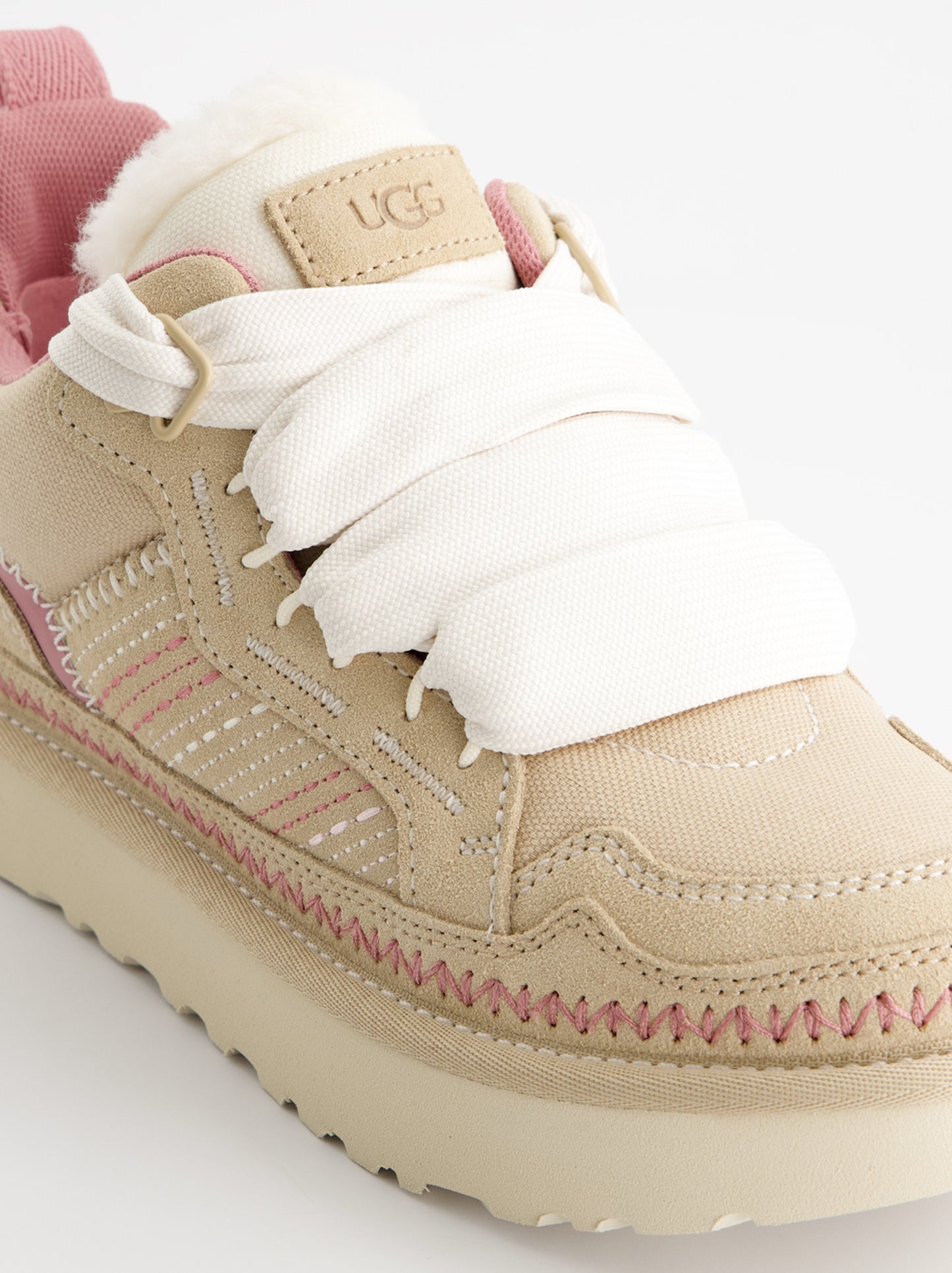 Zapatillas abotinadas de ante con bordado y cordones anchos - UGG Lowmel Meadow